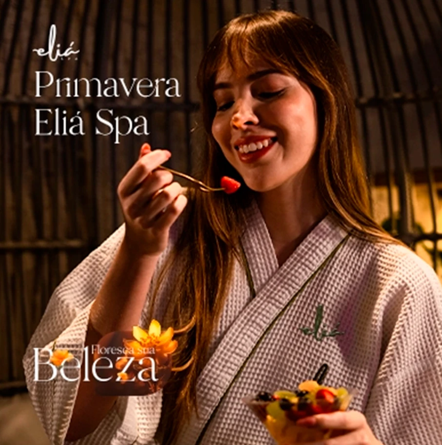 Campanha Primavera Eliá Spa: mulher de roupão sorrindo durante um ritual de beleza
