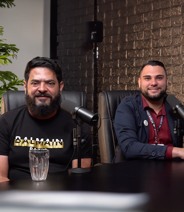 Dois homens gravando um podcast com microfones de estudio